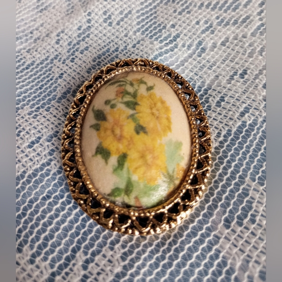 Vintage Eggshell Yellow Floral Gold Tone Pendant/Brooch - Picture 3 of 5